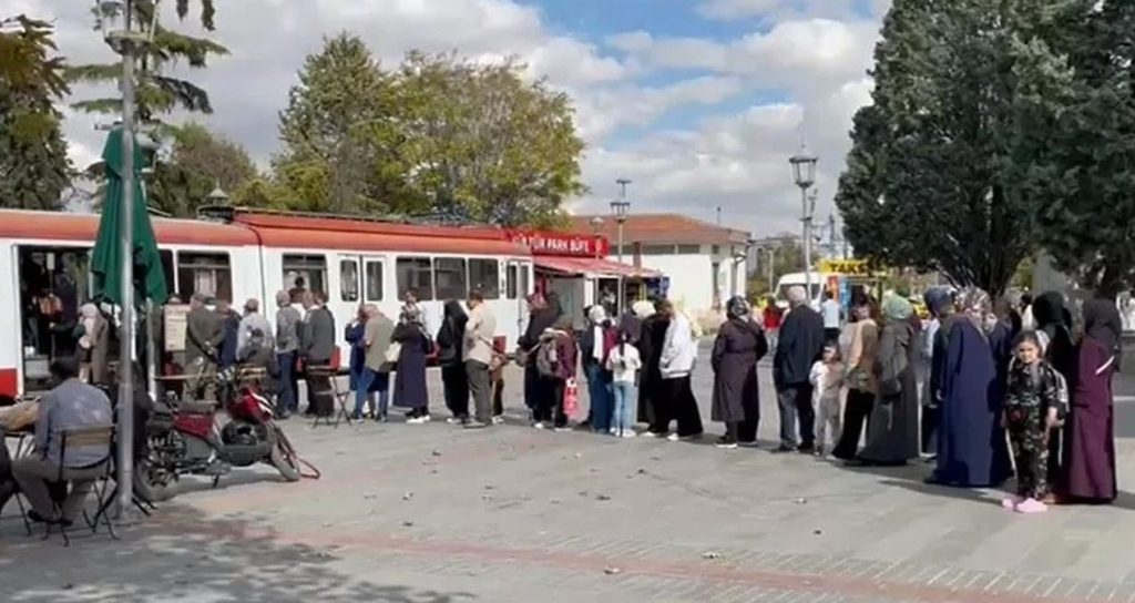 AKP’nin kalesinde ucuz simit kuyruğu