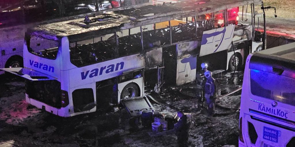 AŞTİ’de yangın: Park halindeki otobüs alev alev yandı