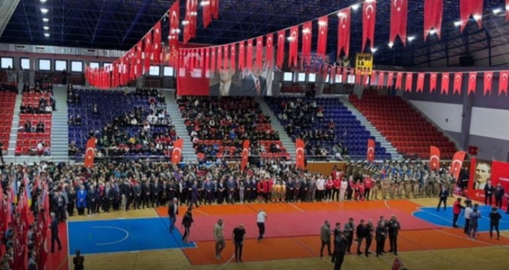 Bizi bu kafalar mahvetti! Çocukların bacakları görünüyor diye kutlamalara gölge düşürdü