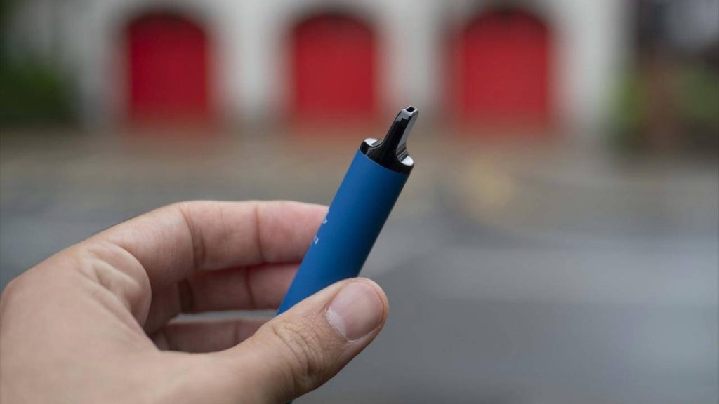 Elektronik sigara, sigara içmeyen gençleri hedef alıyor