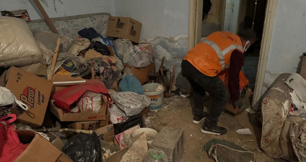Engelli kadın haftalarca annesinin cesediyle yaşamış: Çöp evden dram çıktı!