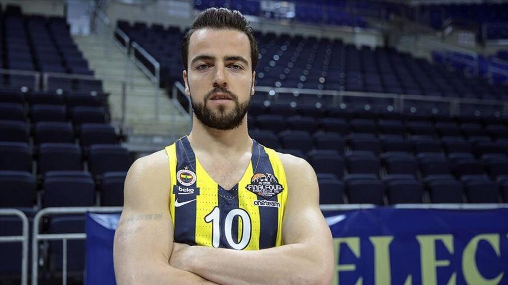 Fenerbahçe’nin kaptanı alkollü araç kullanırken yakalandı: Yıldız ismin ehliyetine el konuldu