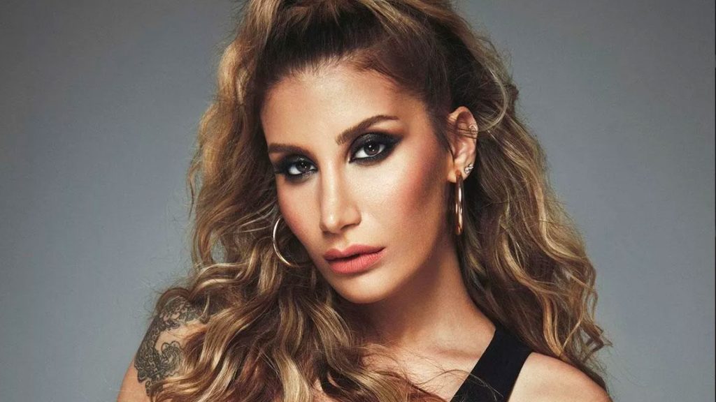 İrem Derici’den Manifest’e destek: Bebek gibi kızın psikolojisiyle oynuyorlar; tek tek dava açın, beni de 7’nci üyeniz yapın!