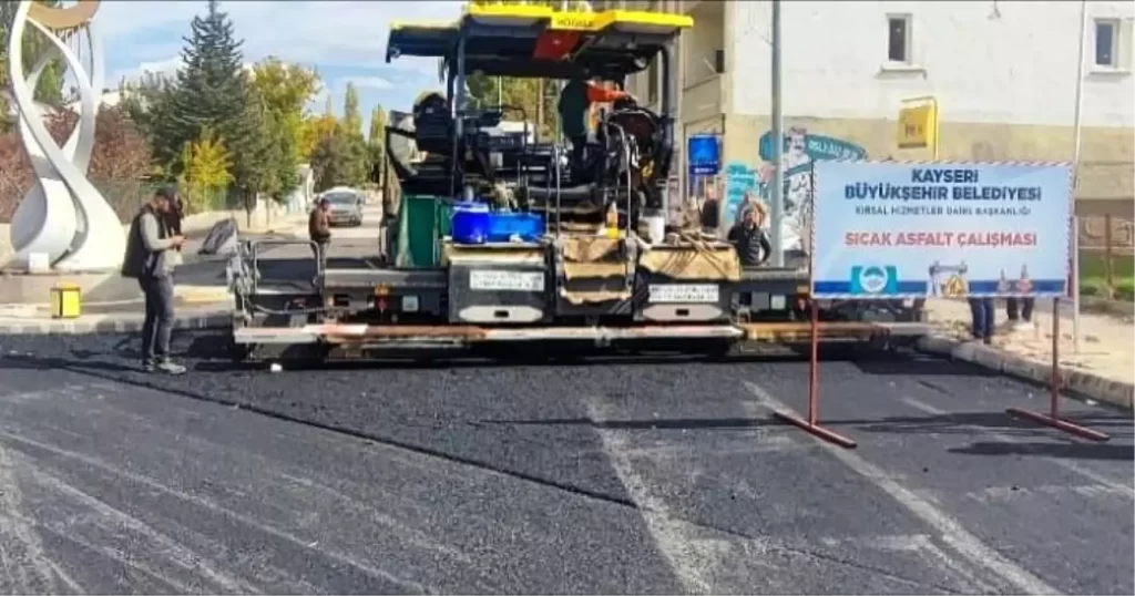 Kayseri Pınarbaşı’nda 48 Saatte 2 Bin 176 Ton Sıcak Asfalt Serimi Yapıldı