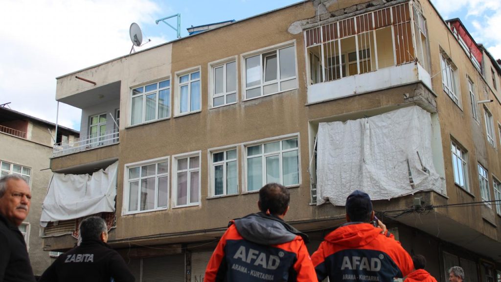 Kayseri’de hareketli anlar: Yıkılma tehlikesi olan bina boşaltıldı!