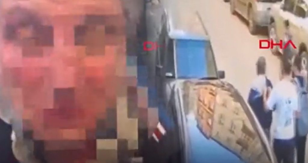 Kız çocuğunu taciz eden sapığa mahalleliden meydan dayağı!