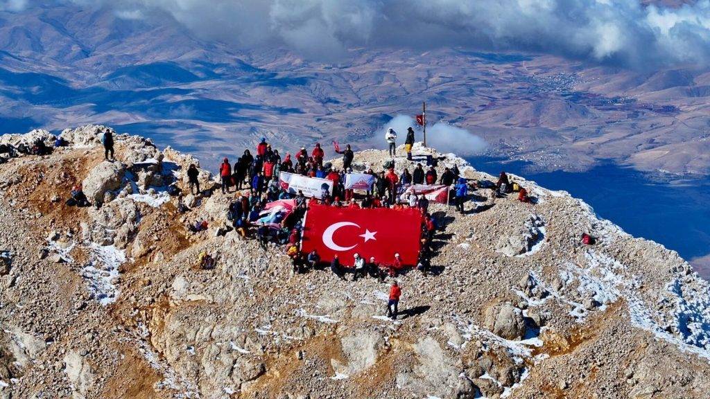 Niğde’de 102 dağcı Cumhuriyet’in kuruluşunun 102. yılı için Aladağlar’a tırmandı