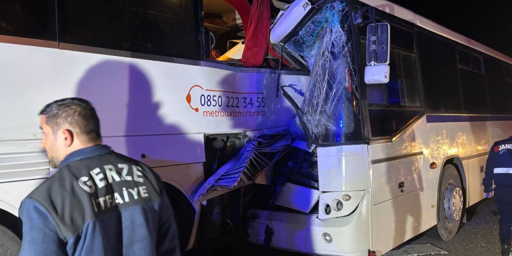 Sinop’ta işçileri taşıyan otobüs yol kenarında duran otobüse çarptı: Yaralılar var!