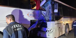 Sinop’ta işçileri taşıyan otobüs yol kenarında duran otobüse çarptı: Yaralılar var!