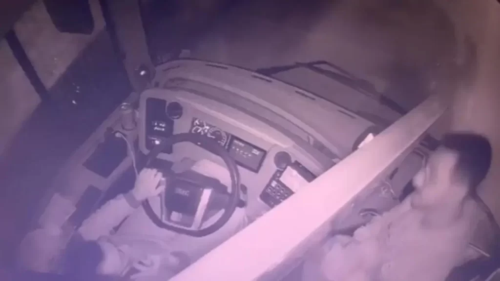 30 yolcu vardı… Seyir halindeki otobüse kurşun yağdırdı!