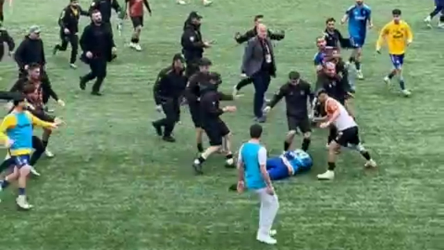 Futbol sahası ringe döndü, tam 24 kırmızı kart