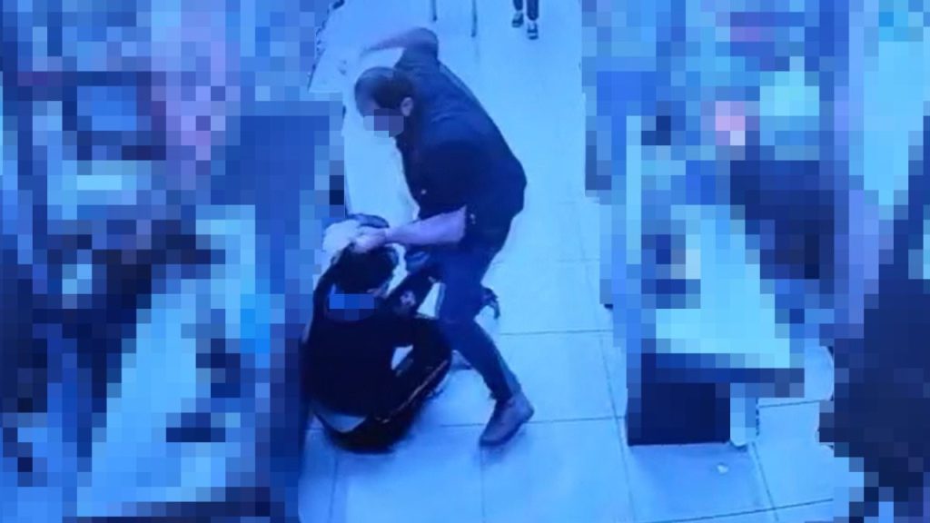 Markette “şeker dökme” diye uyarınca darbedildi