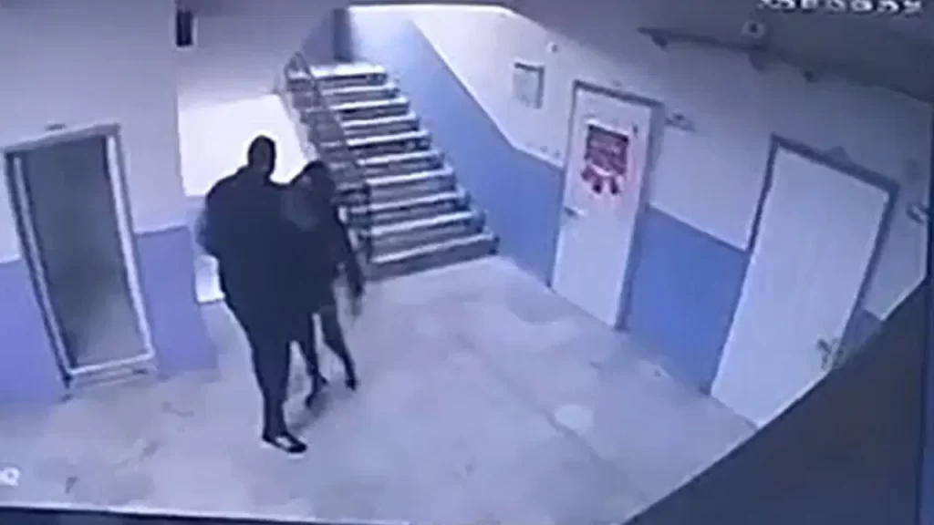 Okulda skandal görüntüler ortaya çıktı: Müdür, otizmli öğrenciyi merdivenlerden aşağıya attı!