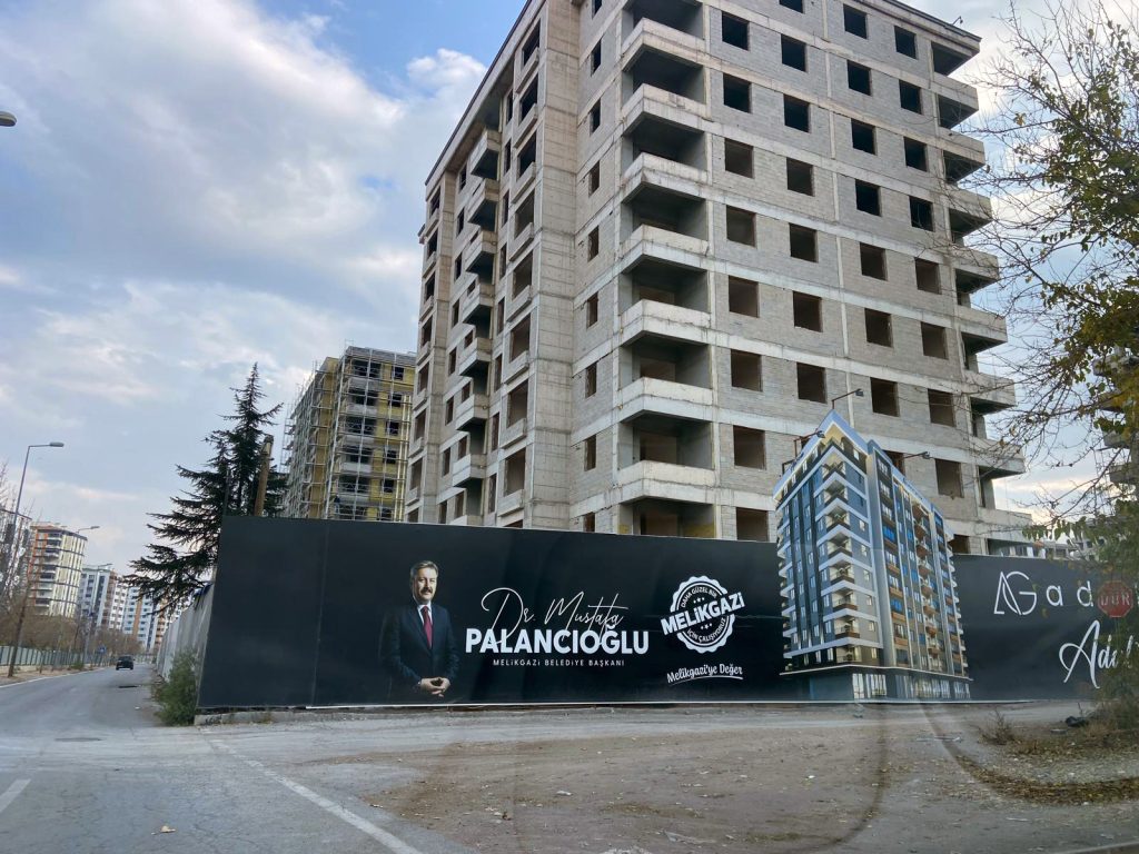 Sanatçı mı, Belediye Başkanı mı?