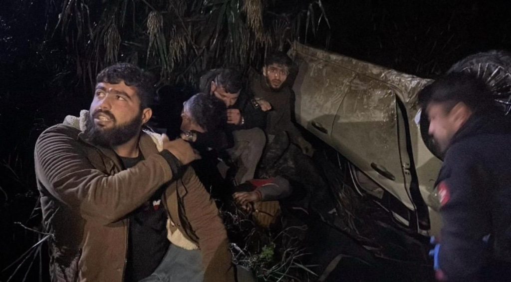 Polisten kaçarken nehre uçtu, izinden 9 kaçak göçmen çıktı