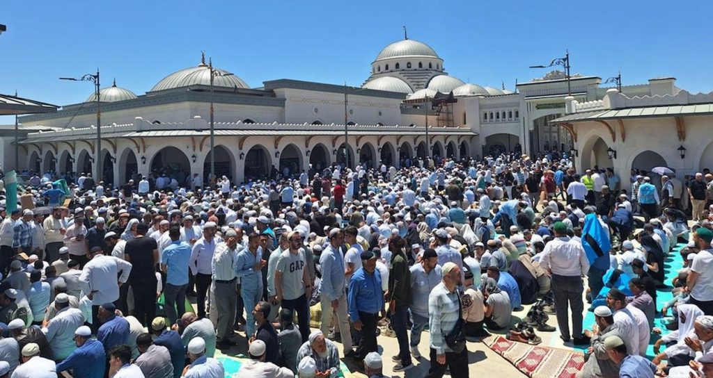 Tarikat görünümlü Menzil Holding