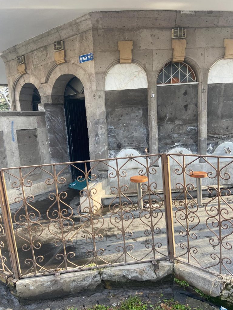 Kayseri’nin önemli inanç ve turizm noktalarından biri olan Lala Muslihiddin Camii’nin abdesthane çevresi, uzun süredir bakımsızlık ve çevre kirliliği ile gündeme geliyor. Camiden çıkan abdesthane sularının sokak içine akması, hem kötü kokuya hem de hijyen sorunlarına neden oluyor.
