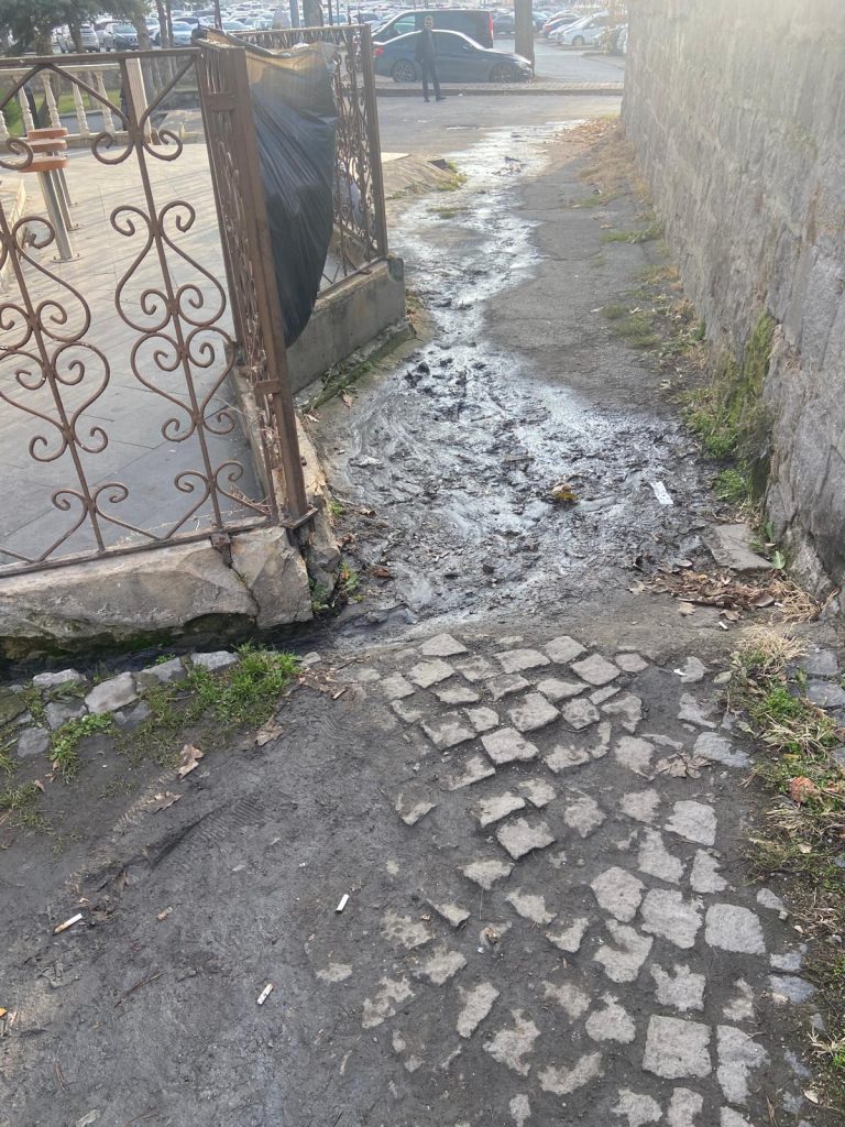 TARİHİ CAMİYE YAKIŞMIYOR: ABDESHANE SUYU SOKAĞA TAŞIYOR