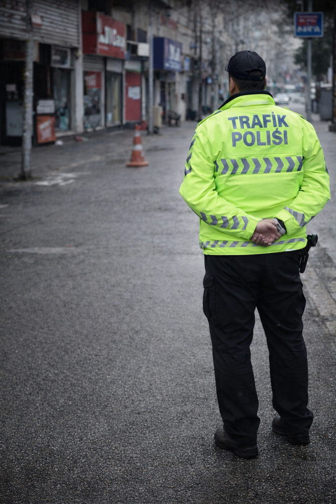 Aydın’da görev yapan bir trafik polisinin, ihraç edildikten sonra yargı kararıyla mesleğine iade edilmesinin ardından maruz kaldığı iddia edilen uygulama kamuoyunda tartışma yarattı. İddialara göre söz konusu polis memuruna, gün boyu cadde üzerinde hiçbir trafik faaliyeti yapmadan, ekipman verilmeden beklemesi yönünde talimat verildi.