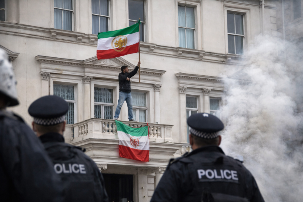 Londra’daki İran Büyükelçiliğinde Protesto: Devrim Öncesi Bayrak Asıldı