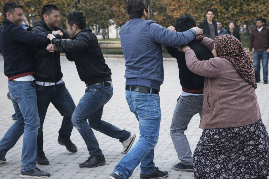 Sokak Ortasında Dehşet: Yaşlı Çift Tekme Tokat Darp Edildi
