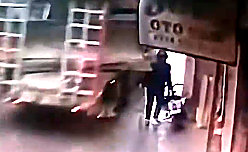 Salihli’de Korku Dolu Anlar: Tırdaki İş Makinesi Lise Öğrencisine Çarptı