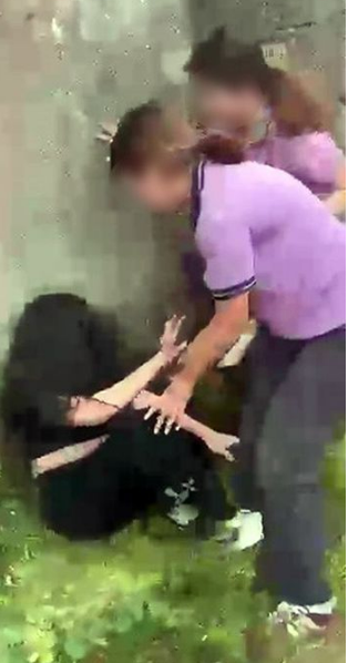 KÜÇÜK KIZI METRUK ALANDA DARB ETTİLER