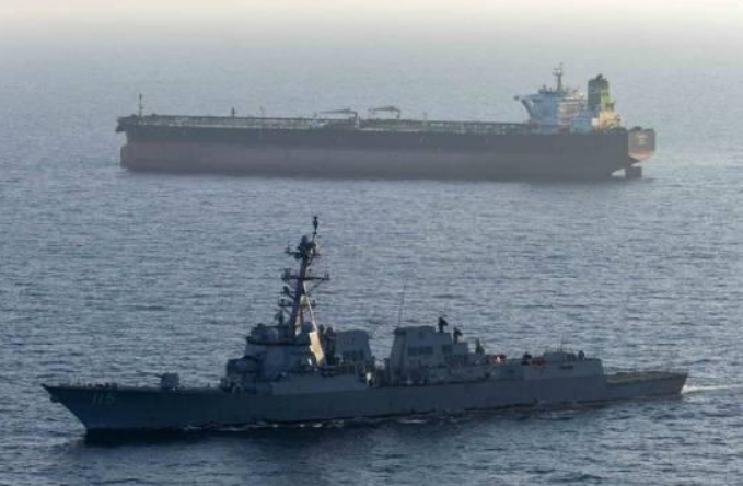 ABD’DEN HÜRMÜZ’DE GÖVDE GÖSTERİSİ: SAVAŞ GEMİSİ SAHADA