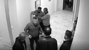 Hastanede Şiddet İddiası! Müdürün Personeli Yumrukladığı Anlar!