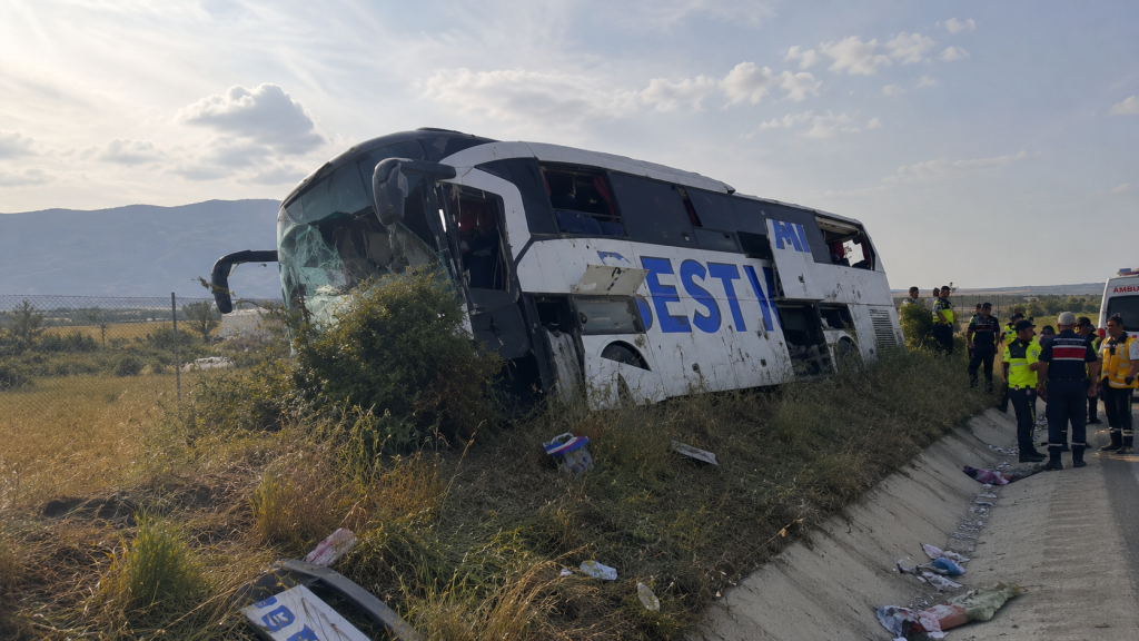 AKSARAY’DA KORKUTAN OTOBÜS KAZASI!