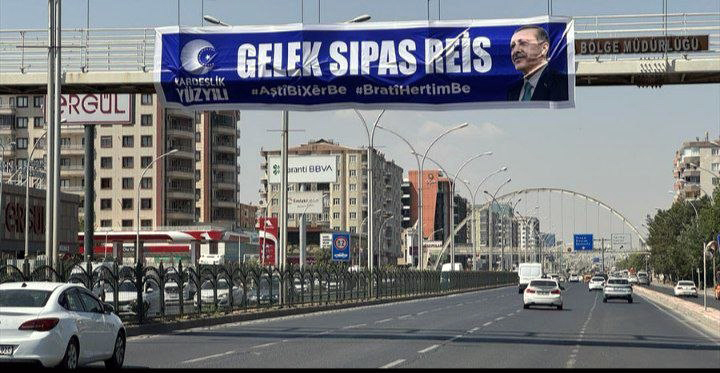 Çerçeve Yasa Sonrası Diyarbakır’da Dikkat Çeken Pankartlar: AK Parti Gençlik Kolları’ndan Kürtçe Mesaj