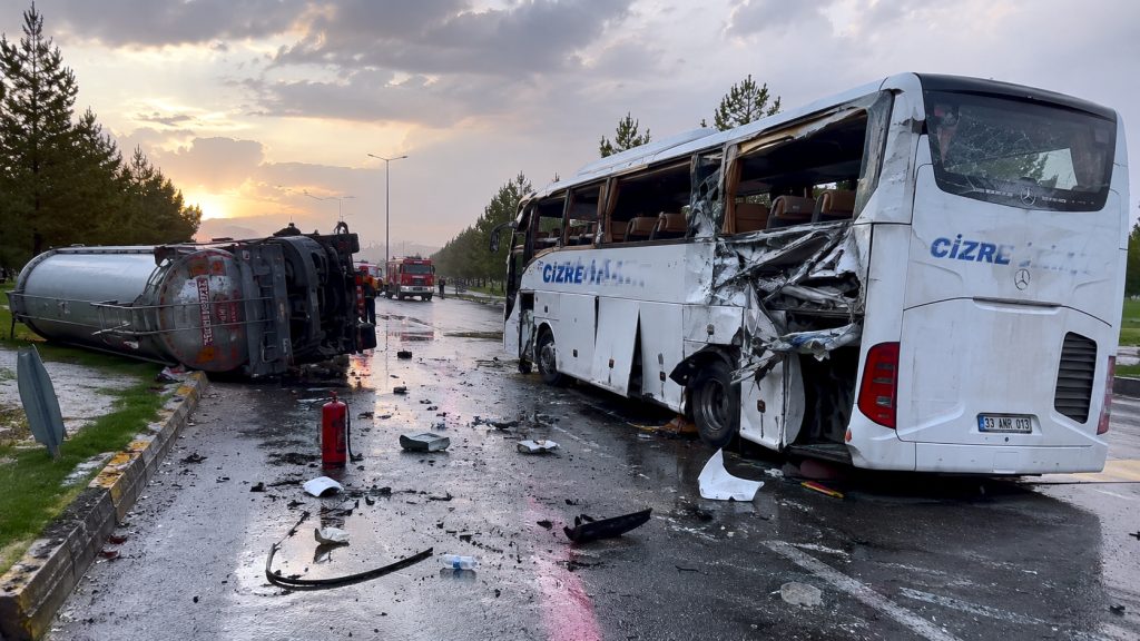 Kayseri’de Feci Kaza: Otobüs ve Yakıt Tankeri Çarpıştı, 39 Yaralı