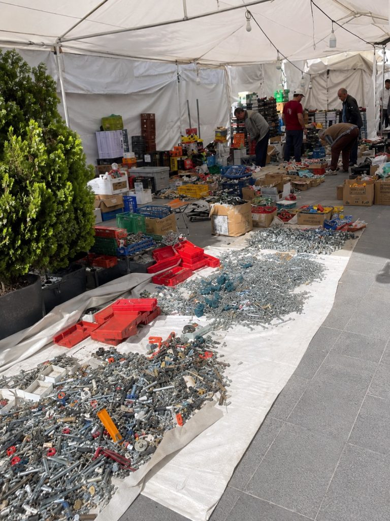 Kayseri Otogarı’nda Esnafa Reva Görülen Yer Bu mu? Lağım Kokusu, Egzoz ve Araçların Arasında Ticaret!